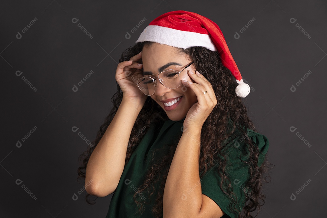 Mulher linda usando óculos e um gorro vermelho