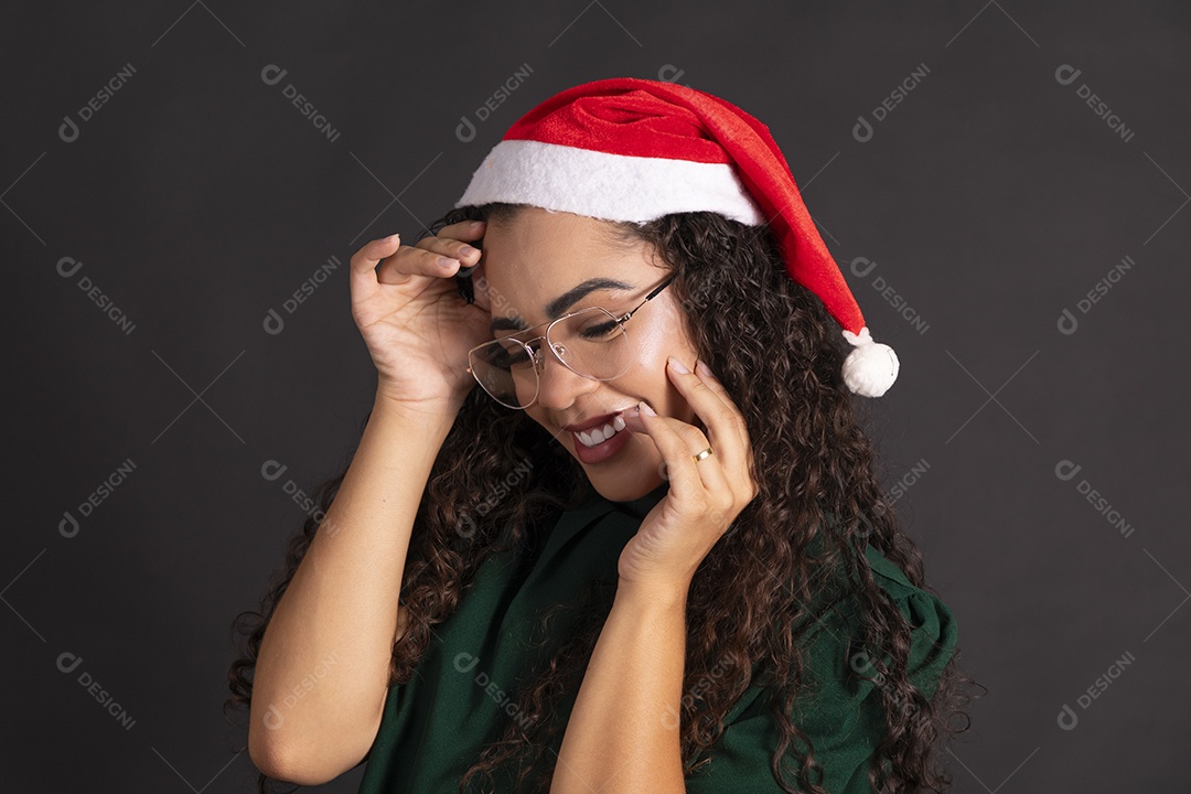Linda mulher usando óculos e gorro vermelho