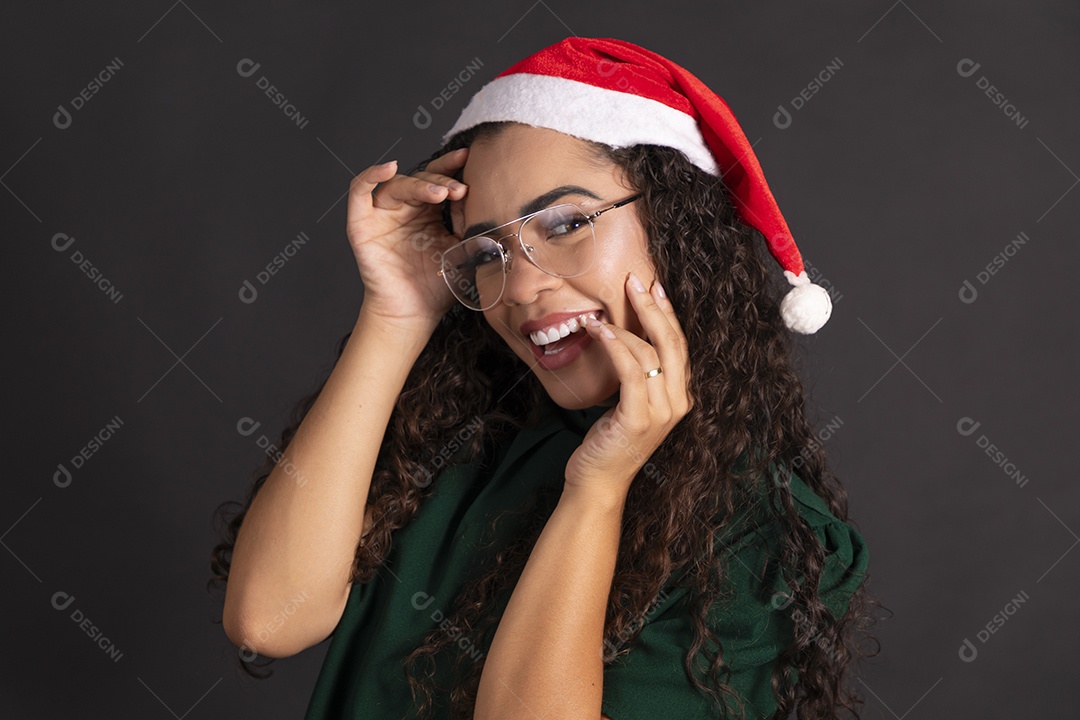 Jovem com gorro vermelho e usando óculos