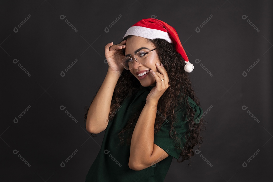 Jovem linda usando óculos e gorro vermelho