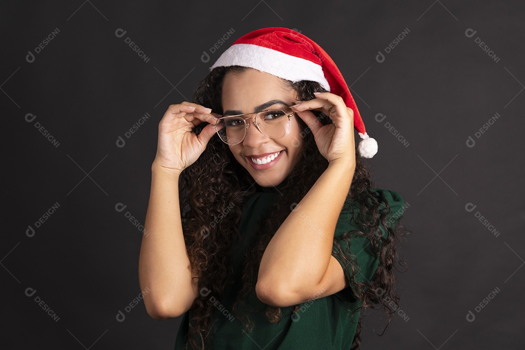 Mulher linda com gorro e usando óculos