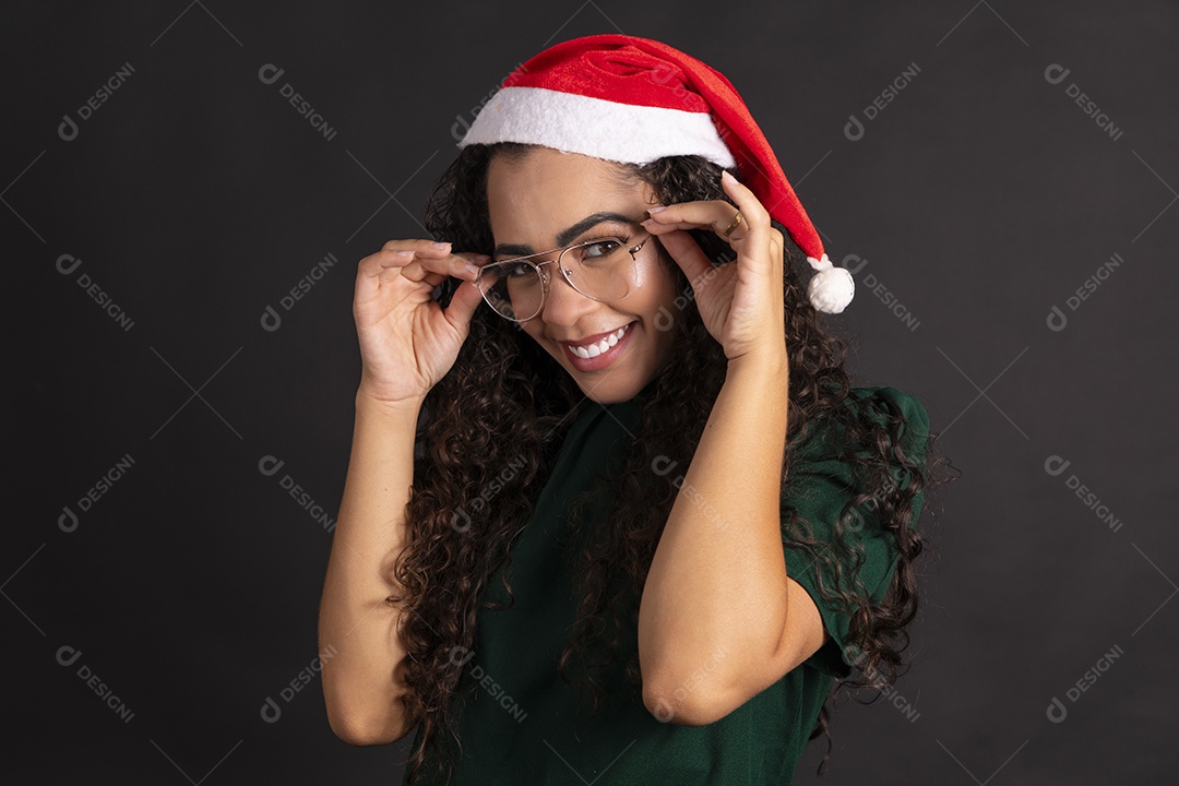 Jovem linda com gorro e usando óculos