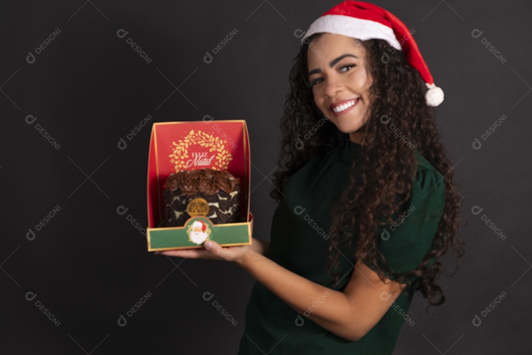 Mulher feliz com panetone de chocolate nas mãos