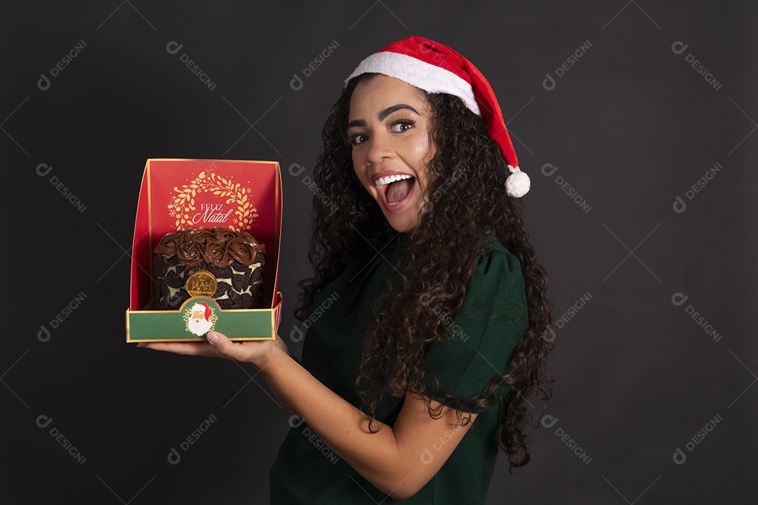 Linda mulher com panetone nas mãos