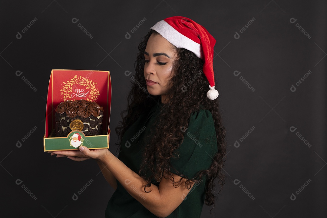 Jovem mulher com caixa de panetone delicioso na mão