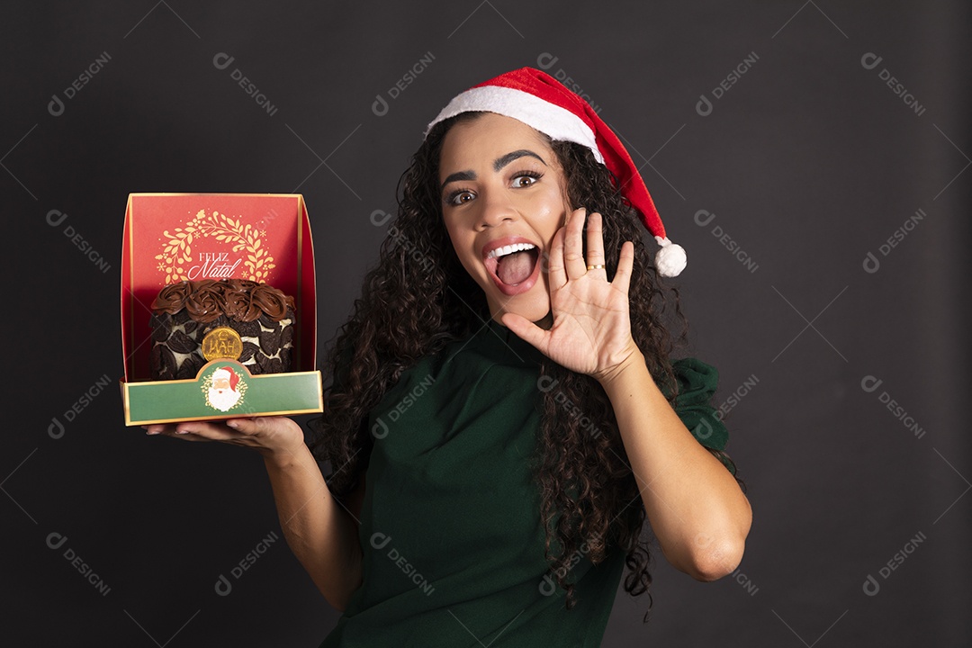 Mulher linda com panetone nas mãos