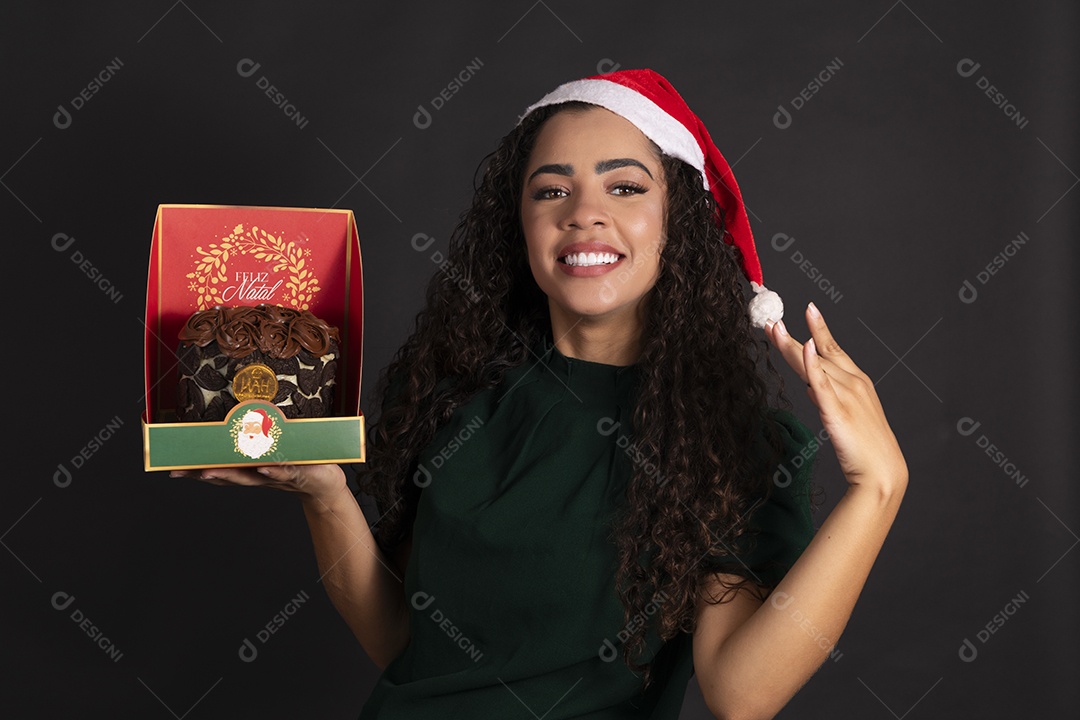 Linda mulher com caixa de panetone nas mãos