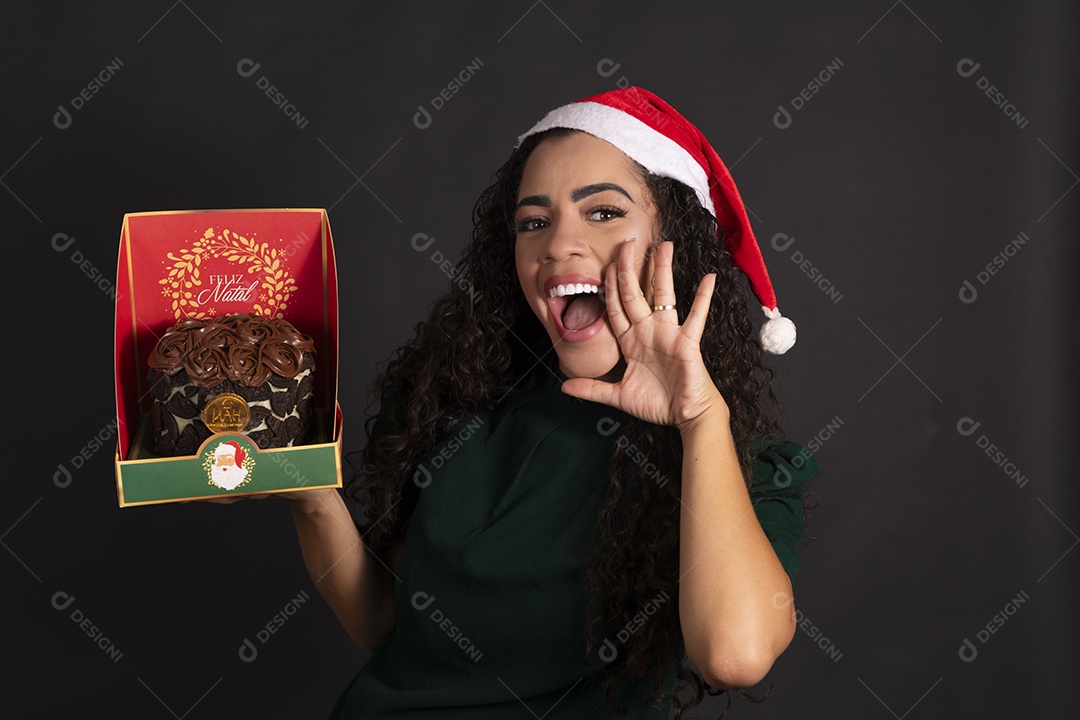 Uma linda mulher com caixa de panetone na mão