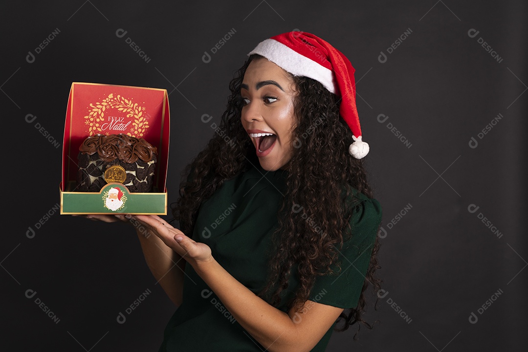 Panetone de chocolate na mão bem feliz