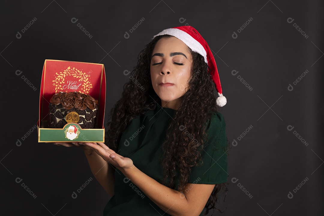 Uma jovem linda segurando panetone de chocolate