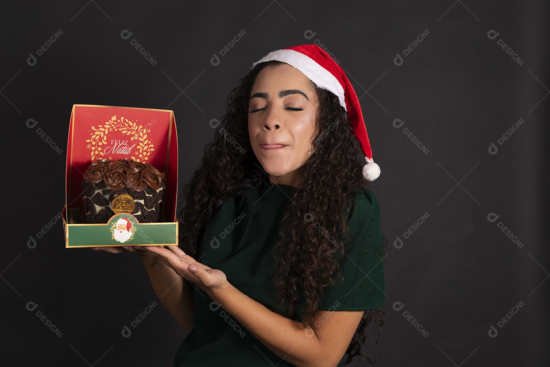 Linda mulher com caixa de panetone nas mãos