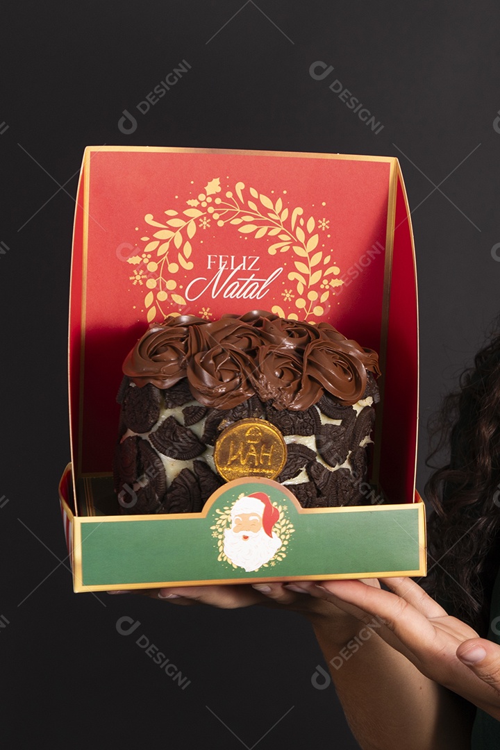 Caixa com delicioso panetone de chocolate