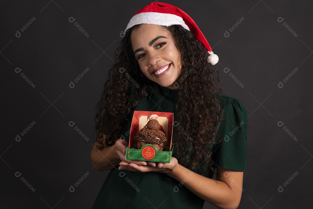 Linda jovem segurando caixa de panetone