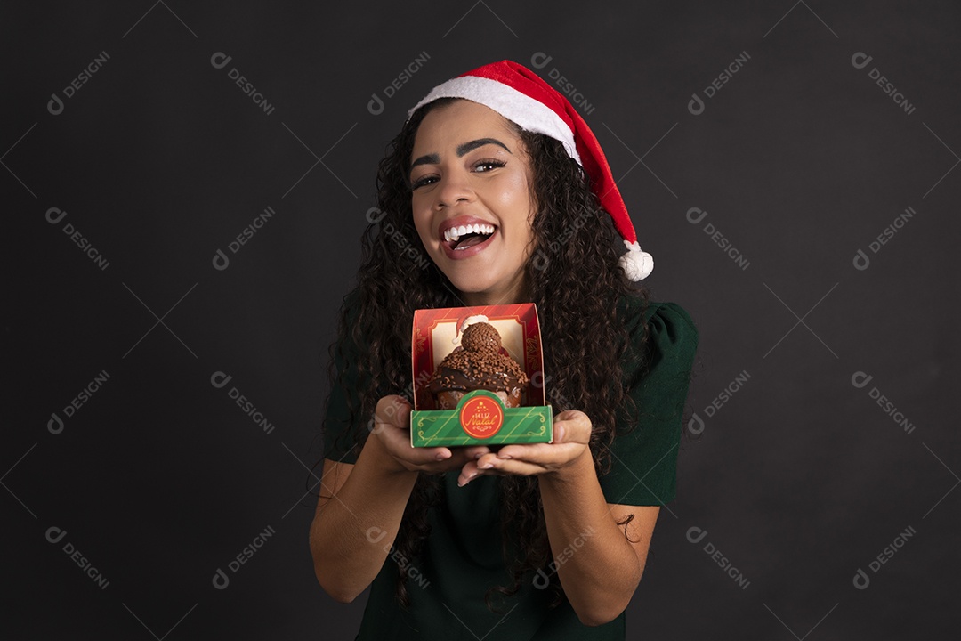 Mulher com caixa de panetone de chocolate e gorro na cabeça