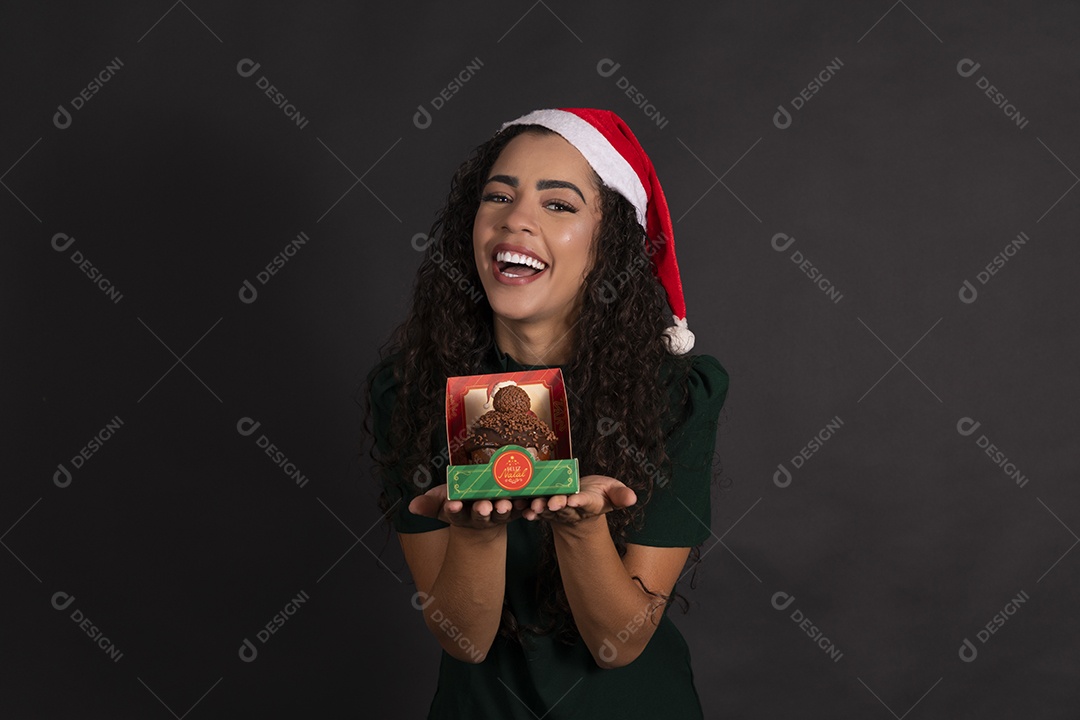 Mulher com caixa de panetone de chocolate