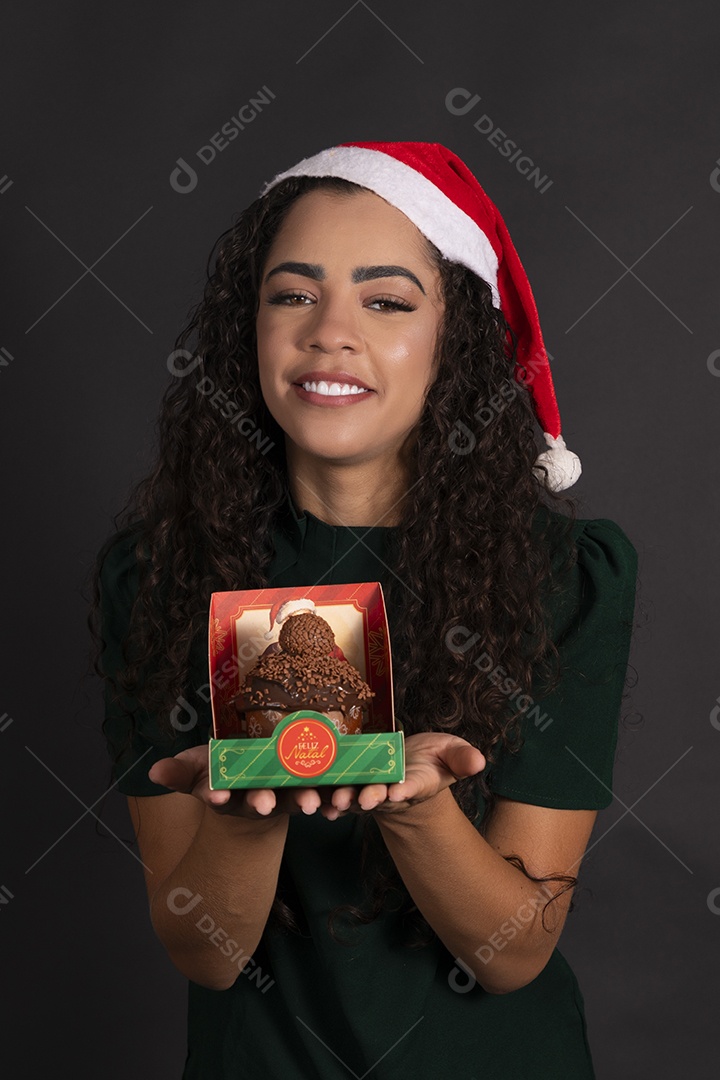 Mulher com caixa de panetone de chocolate