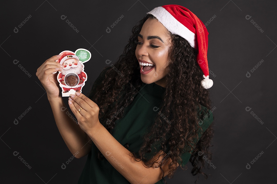Mulher com gorro na cabeça e lembrança de natal com brigadeiro