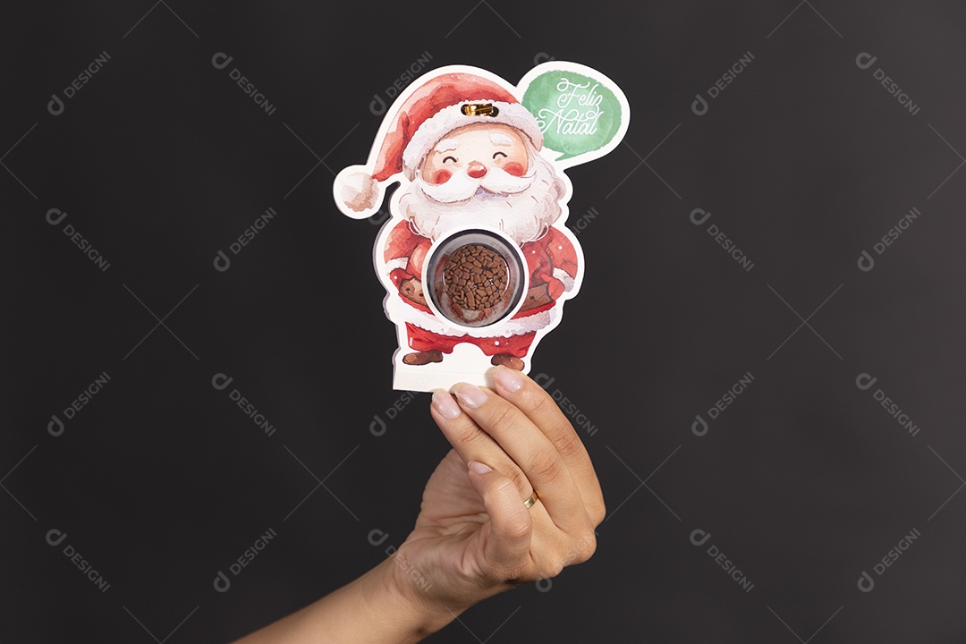 Mão segurando lembrança de natal com brigadeiro