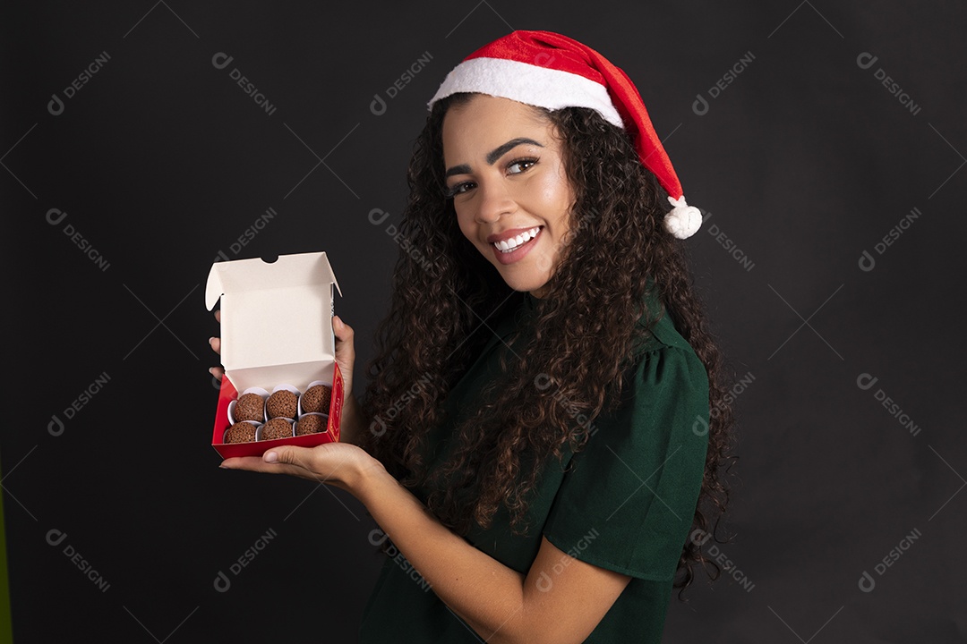 Mulher segurando caixa de brigadeiro