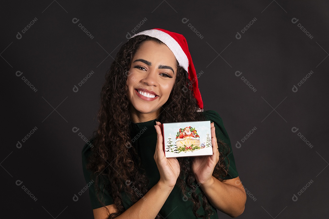Mulher feliz com caixa de bombom nas mãos