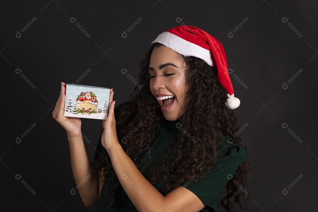 Mulher linda com gorro e caixa de bombom