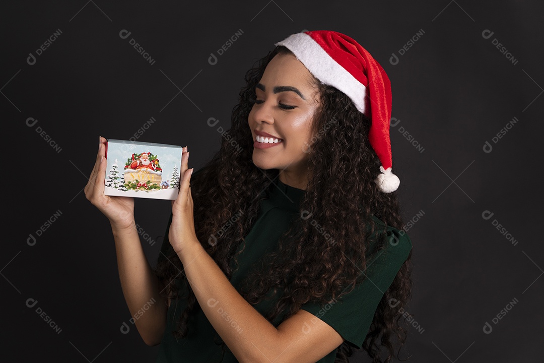 Mulher segurando caixa de bombom