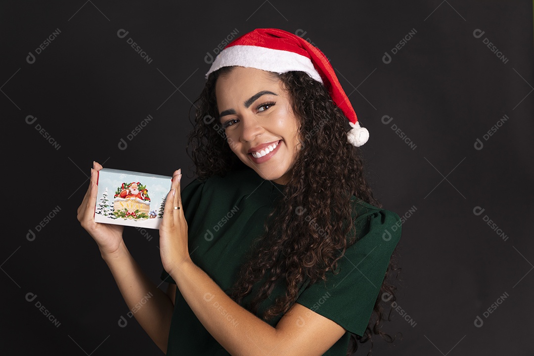 Linda jovem com caixa de bombom na mão