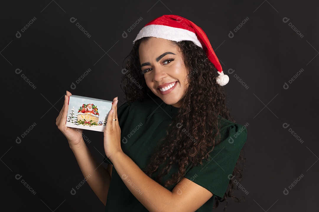 Mulher segurando caixa de bombom