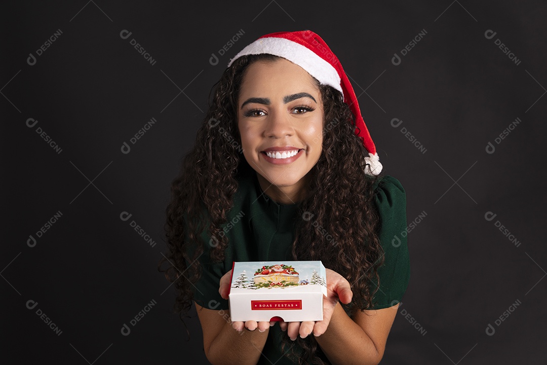 Linda jovem com caixa de bombom nas mãos feliz