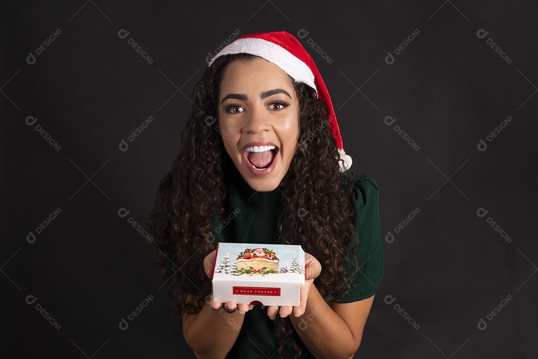 Uma mulher linda com caixa de bombom nas mãos bem feliz