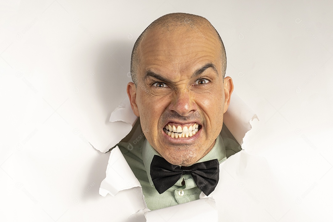 Homem fazendo careta com cabeça atráves do buraco rasgado