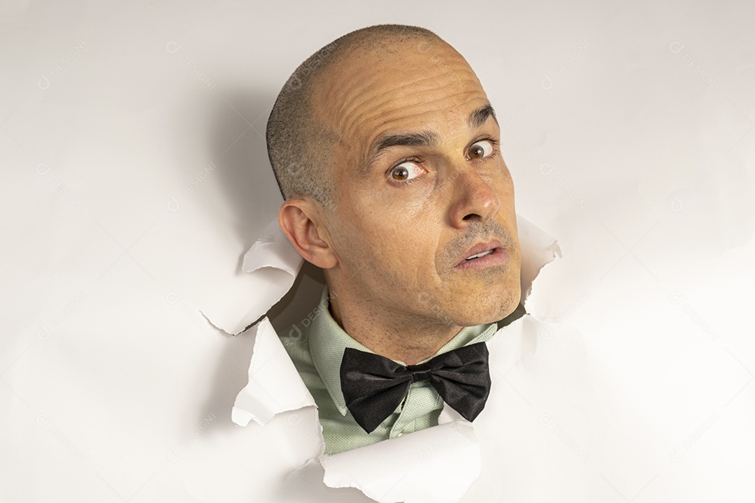 Homem com roupa e gravata e cabeça atráves de um buraco