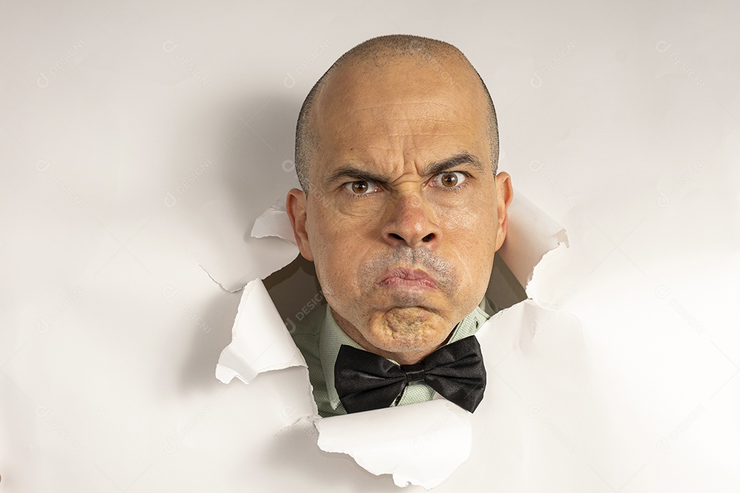 Homem com cabeça no buraco usando gravata e fazendo careta