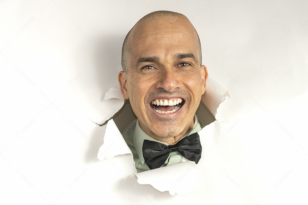 Homem de gravata sorrindo com cabeça no buraco