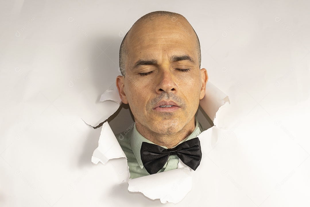 Homem usando roupa com gravata de olhos fechado