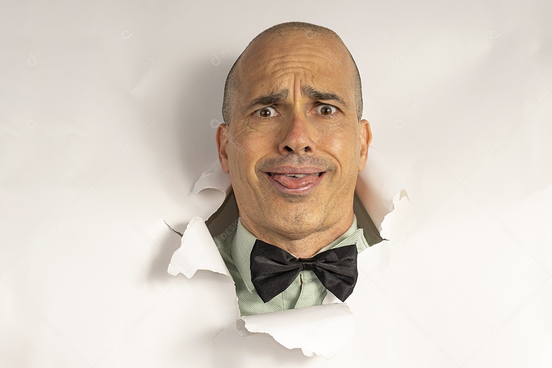 Homem usando roupa com gravata e fazendo careta