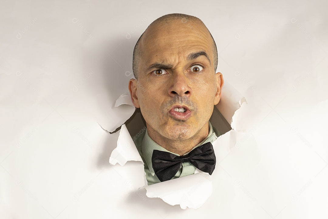 Homem com gravata e cabeça no buraco fazendo careta