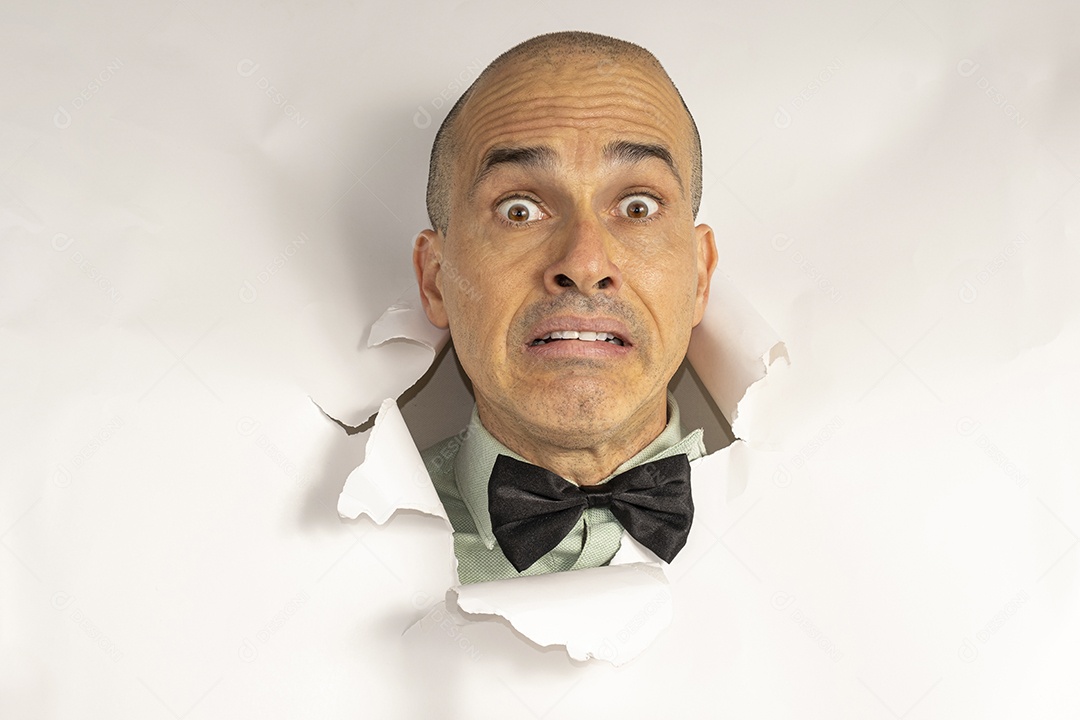 Homem com cabeça no buraco com roupa usando gravata fazendo careta de assutado