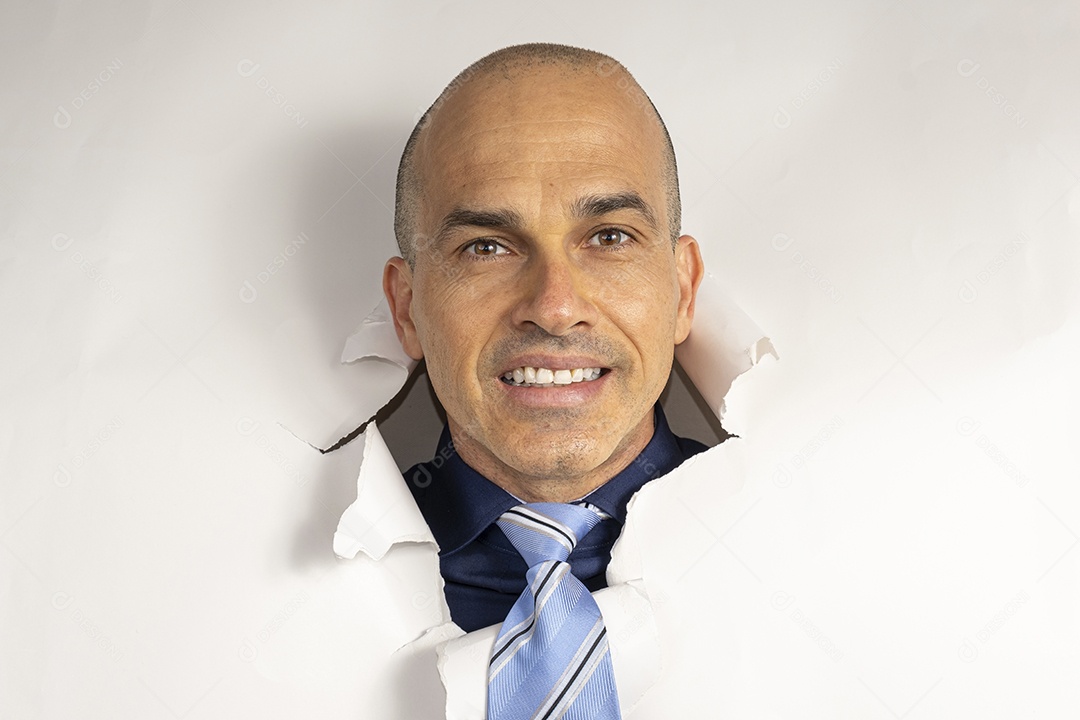 Homem com cabeça no buraco da parede fazendo careta