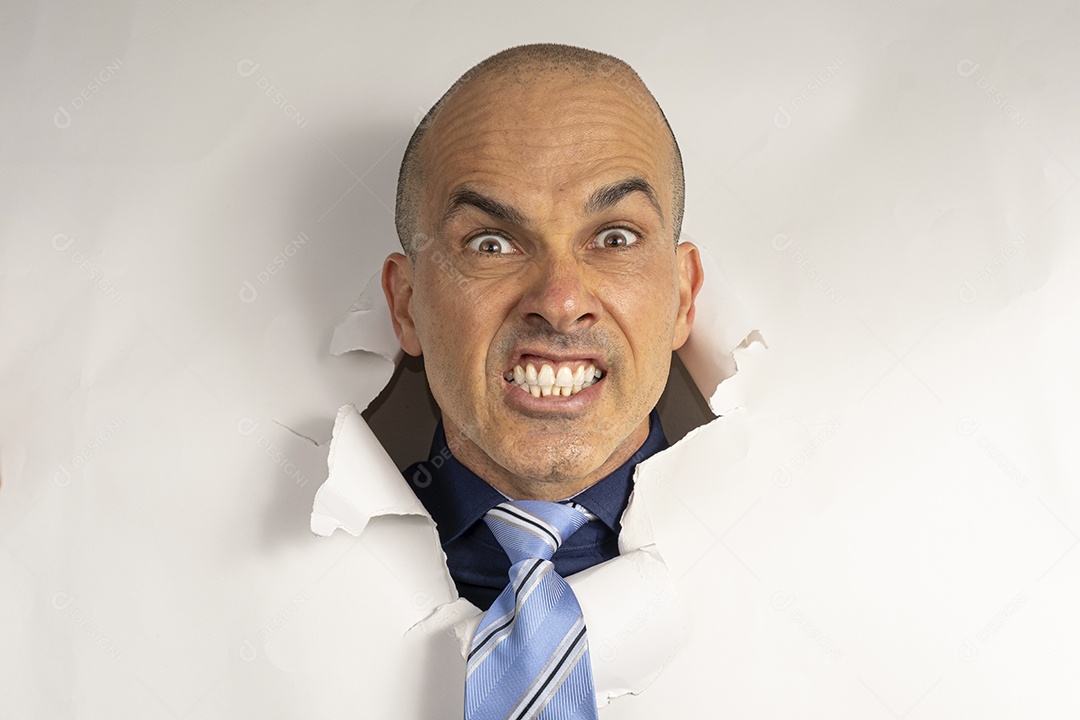 Homem com careta atráves deuum buraco na parede