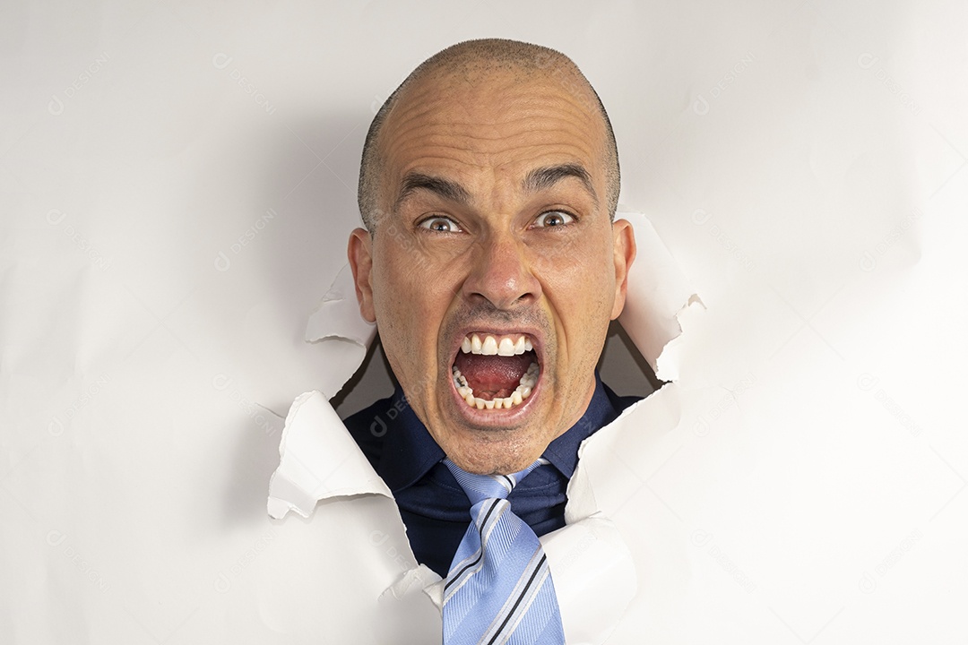 Homem com careta atráves um buraco