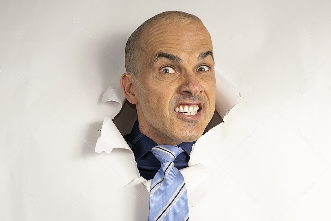 Homem fazendo careta com cabeça atráves do buraco rasgado