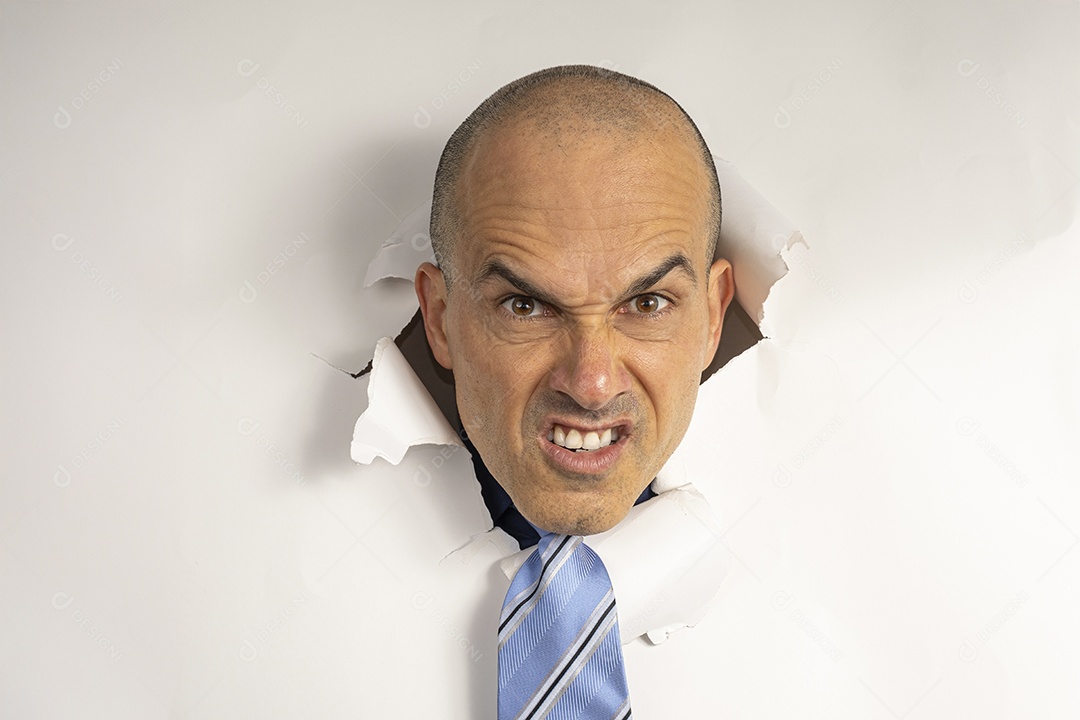 Homem com cabeça no buraco usando roupa com gravata fazendo careta