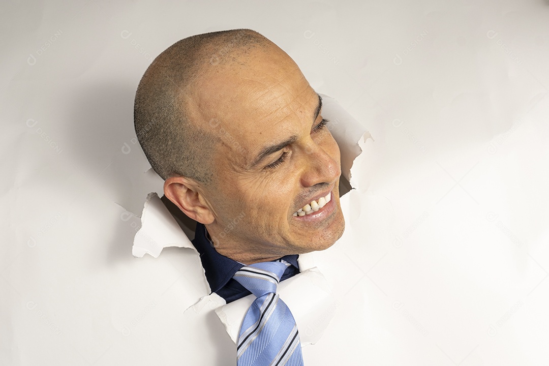 Homem com roupa e gravata e cabeça atráves de um buraco