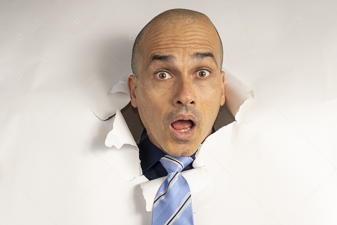 Homem com roupa casual e gravata apenas a cabeça apoiada em um papelão