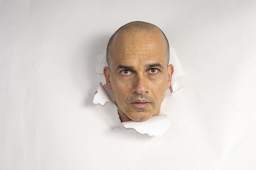 Homem com cabeça no buraco olhando serio