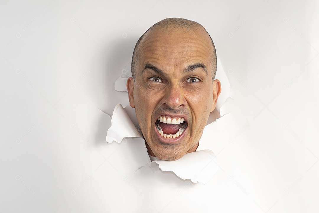 Homem fazendo caretas atráves de um buraco no papel