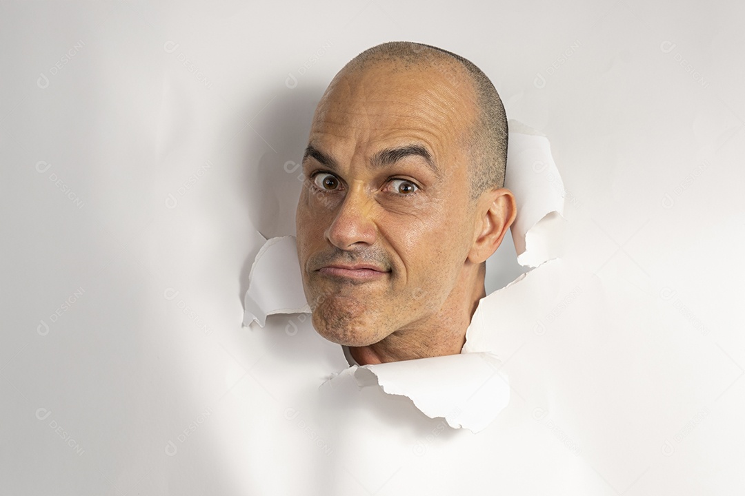 Homem com careta olhando atráves de um buraco