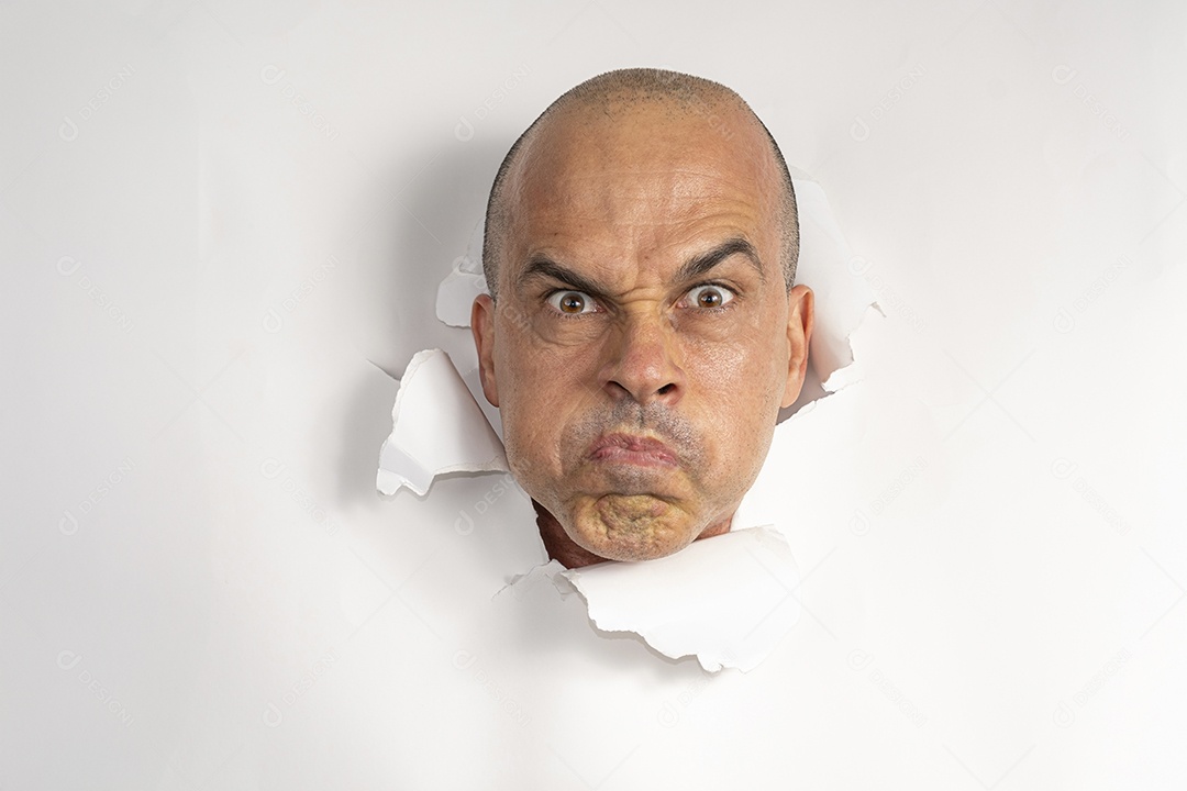 Homem fazendo careta com cabeça atráves do buraco rasgado