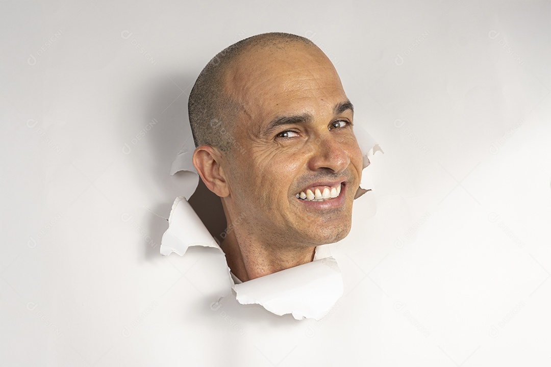 Homem sorrindo com cabeça atráves do buraco